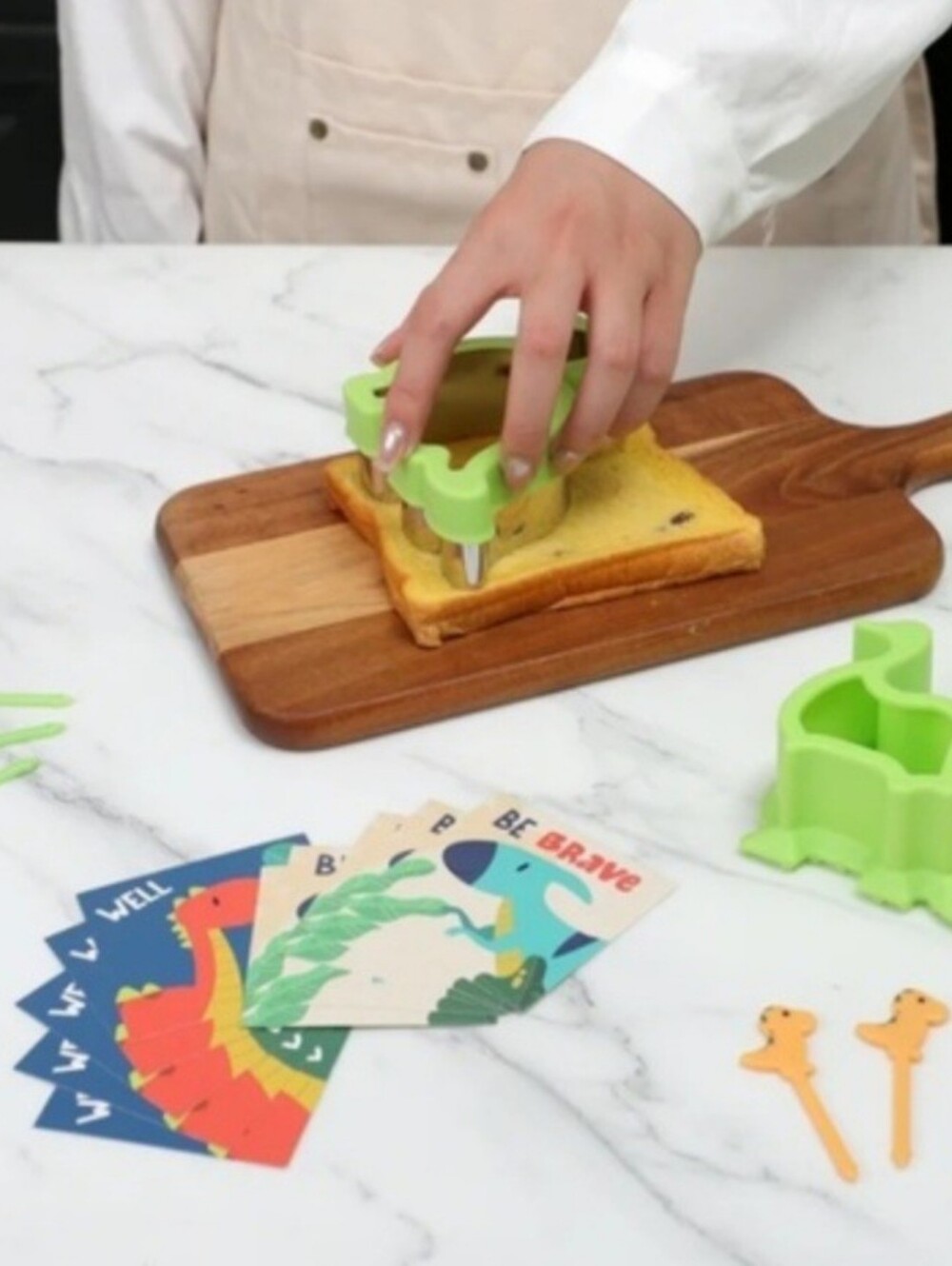 CWC Dinosaur 19-Piece Sandwich Cutter Lunch Set - Picture 3 of 9